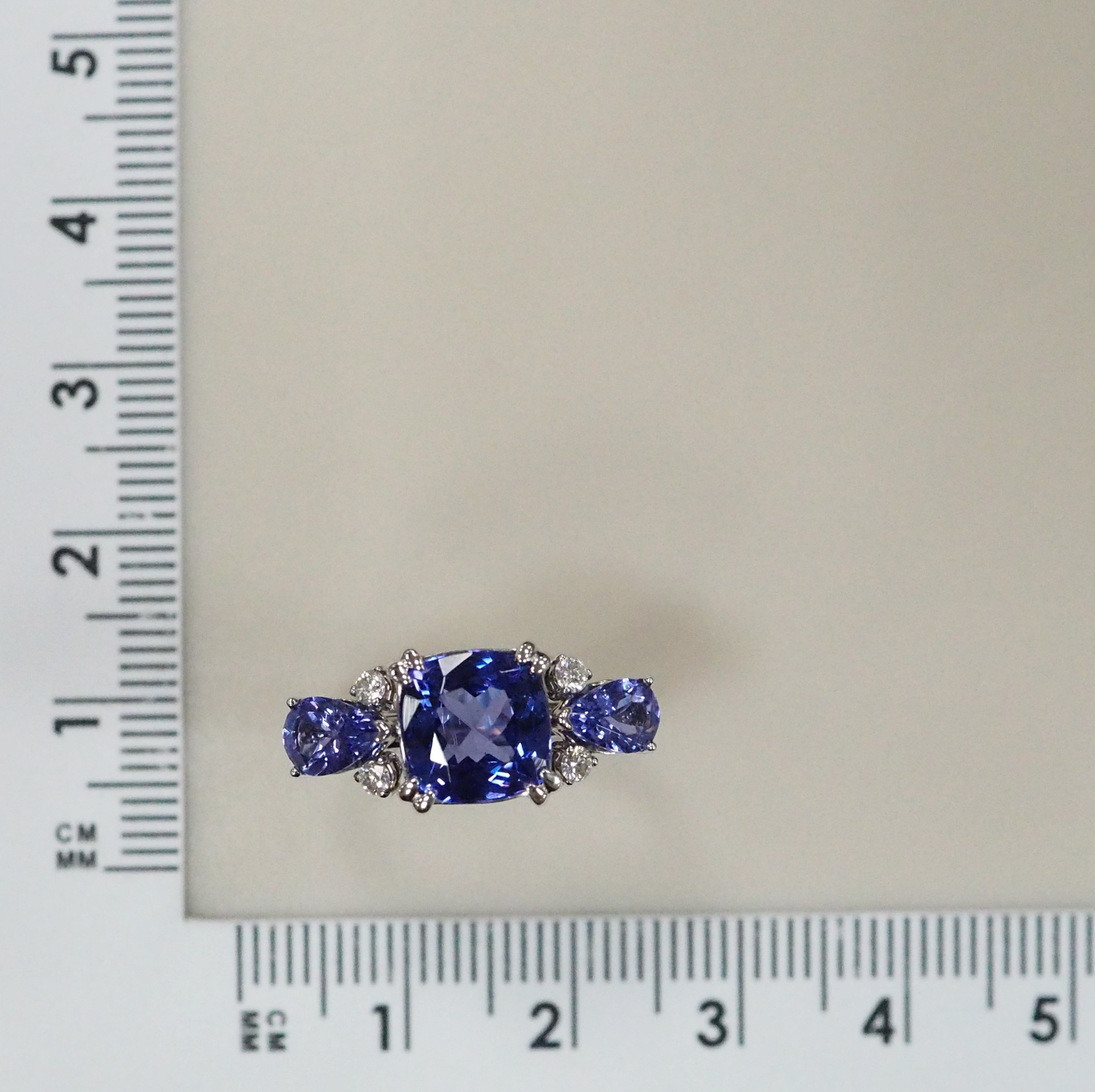 Кольцо из белого золота с танзанитами